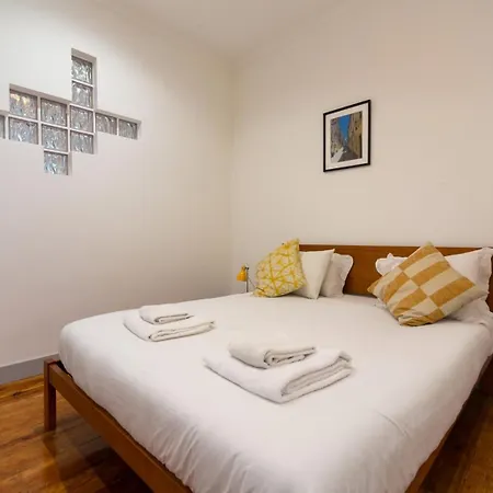 Old Style Fully Renewed And Spacious 3-bed Lejlighed
