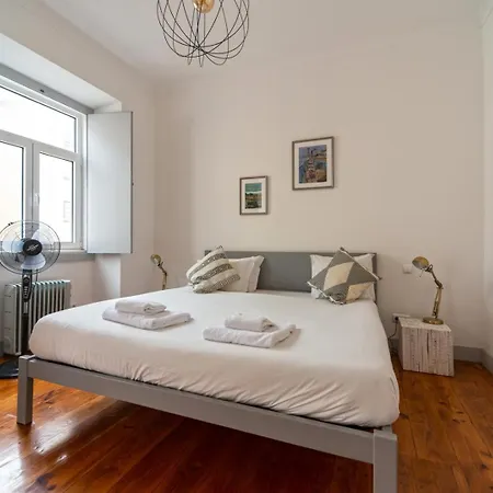 Lejlighed Old Style Fully Renewed And Spacious 3-bed