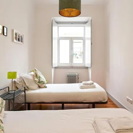 Old Style Fully Renewed And Spacious 3-bed Apartment *