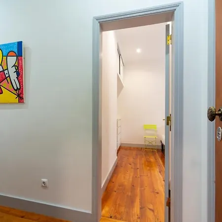 Old Style Fully Renewed And Spacious 3-bed Apartment *