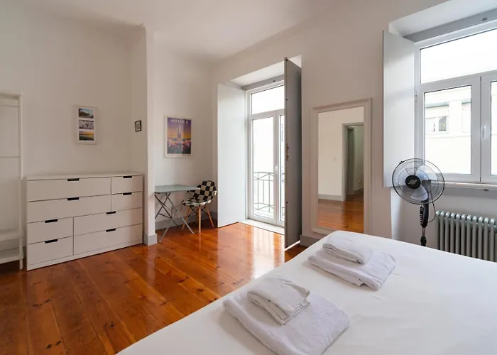 Old Style Fully Renewed And Spacious 3-bed * Lisboa