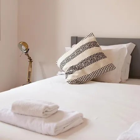 דירה Old Style Fully Renewed And Spacious 3-bed *